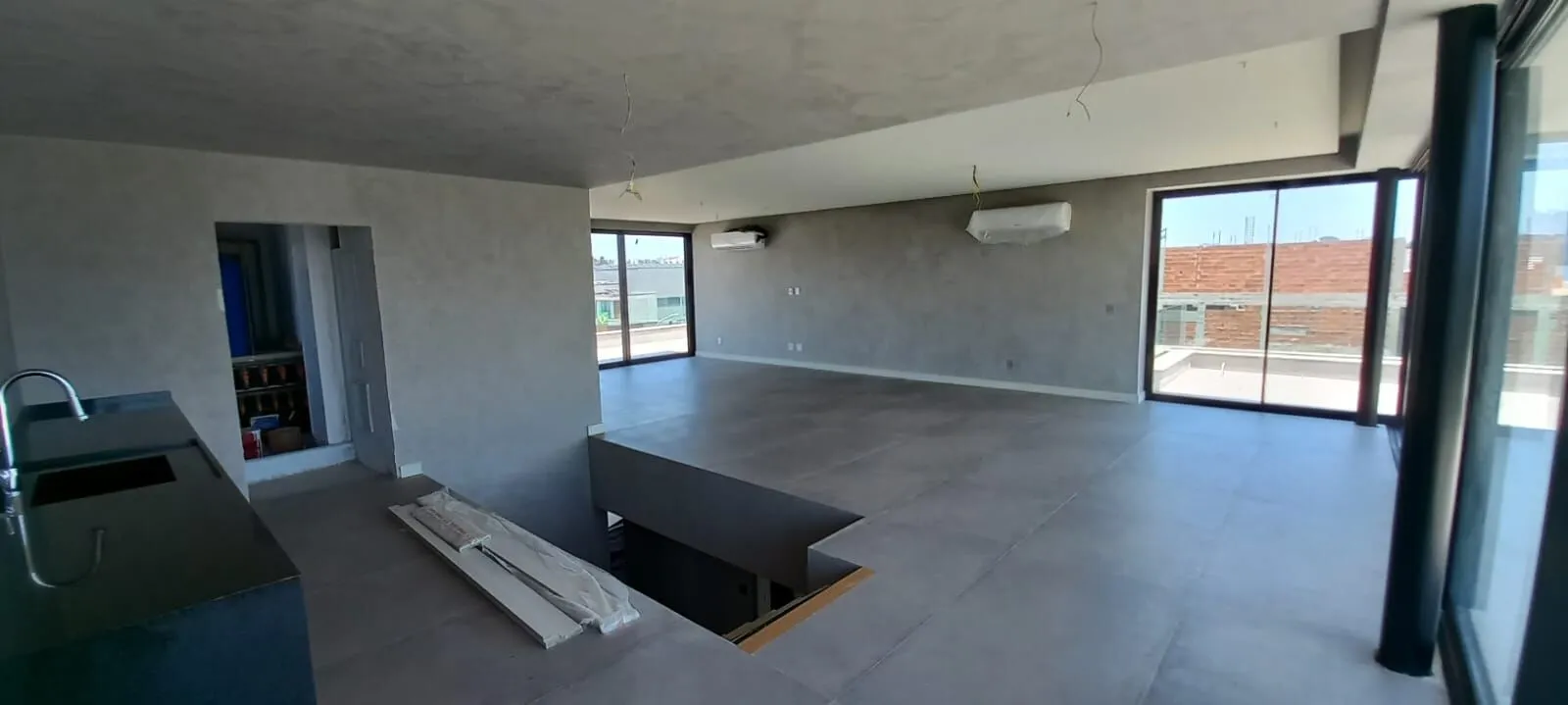Espaço gourmet com bancada em granito e cozinha integrada na Mansão Alphaville 1200m² Barra da Tijuca