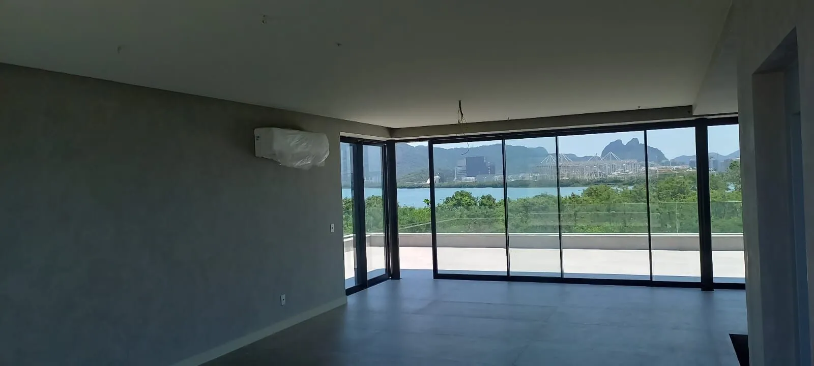 Suíte master com vista panorâmica para montanhas e lagoa, piso porcelanato na Mansão Alphaville 1200m² Barra da Tijuca