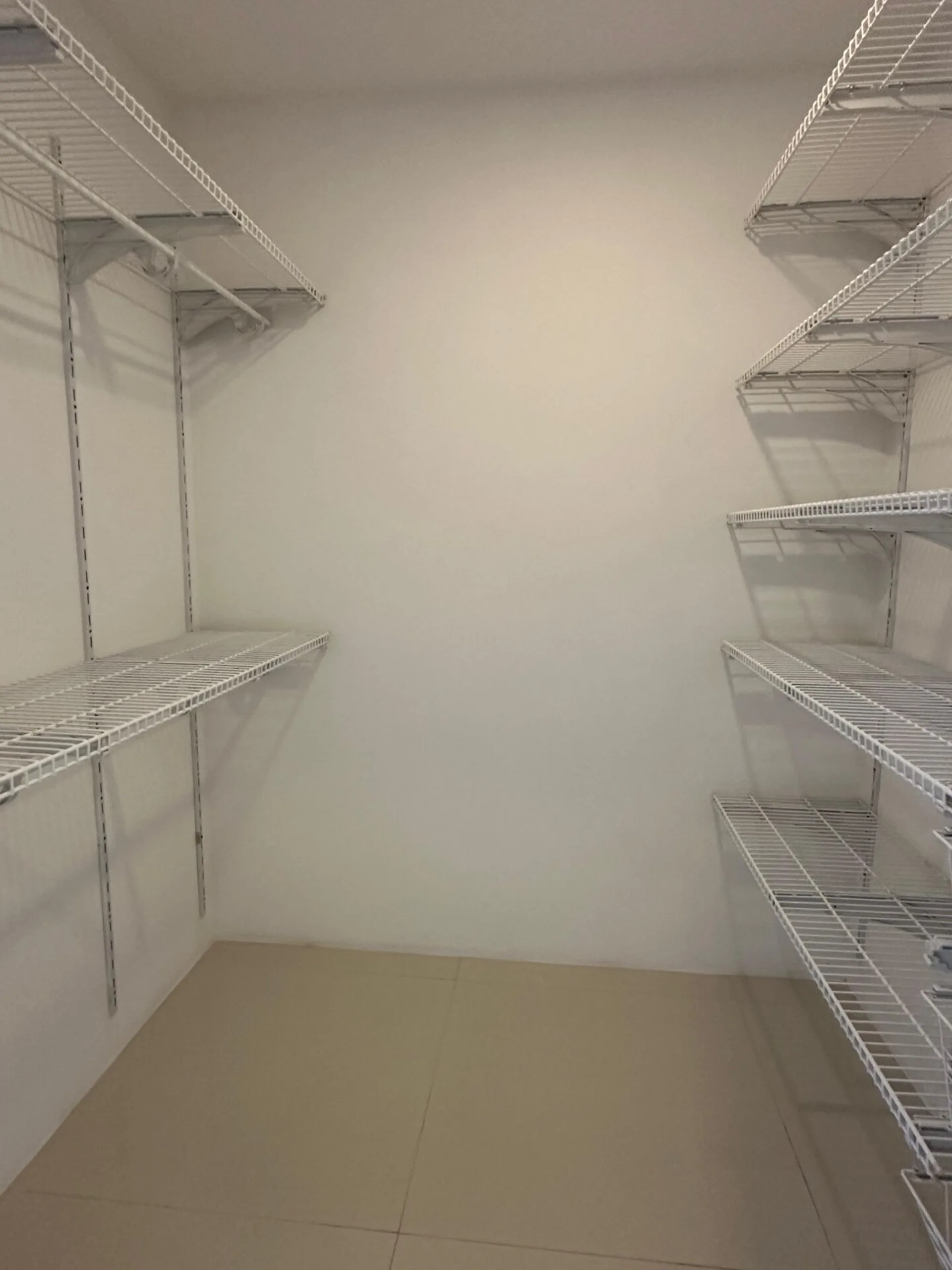 Despensa com prateleiras aramadas organizadoras na casa duplex 500m² do Alphaville Barra da Tijuca