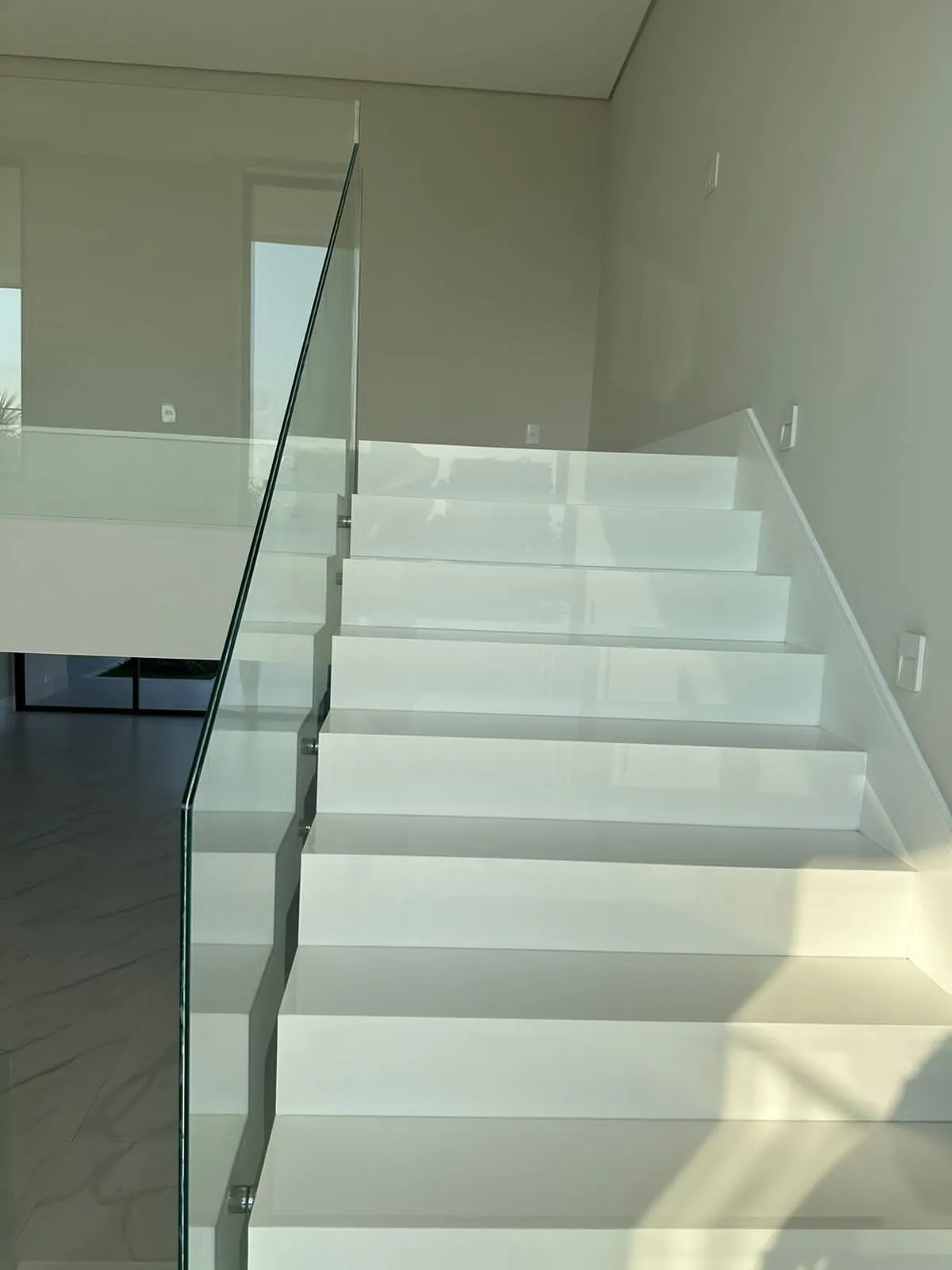 Suíte master com espaço amplo na casa de 560m² no Alphaville