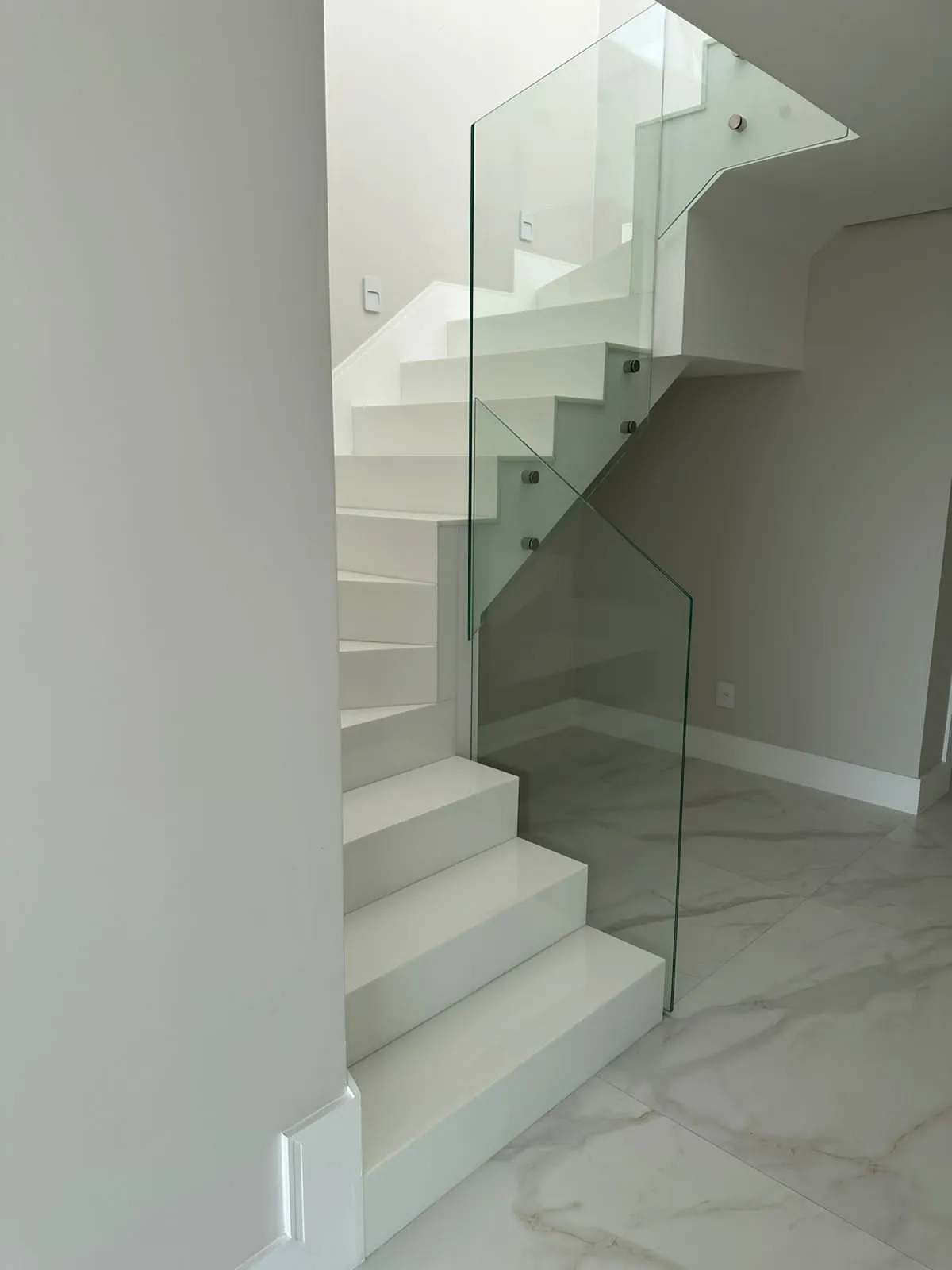 Banheiro de suíte com acabamento em porcelanato e box de vidro