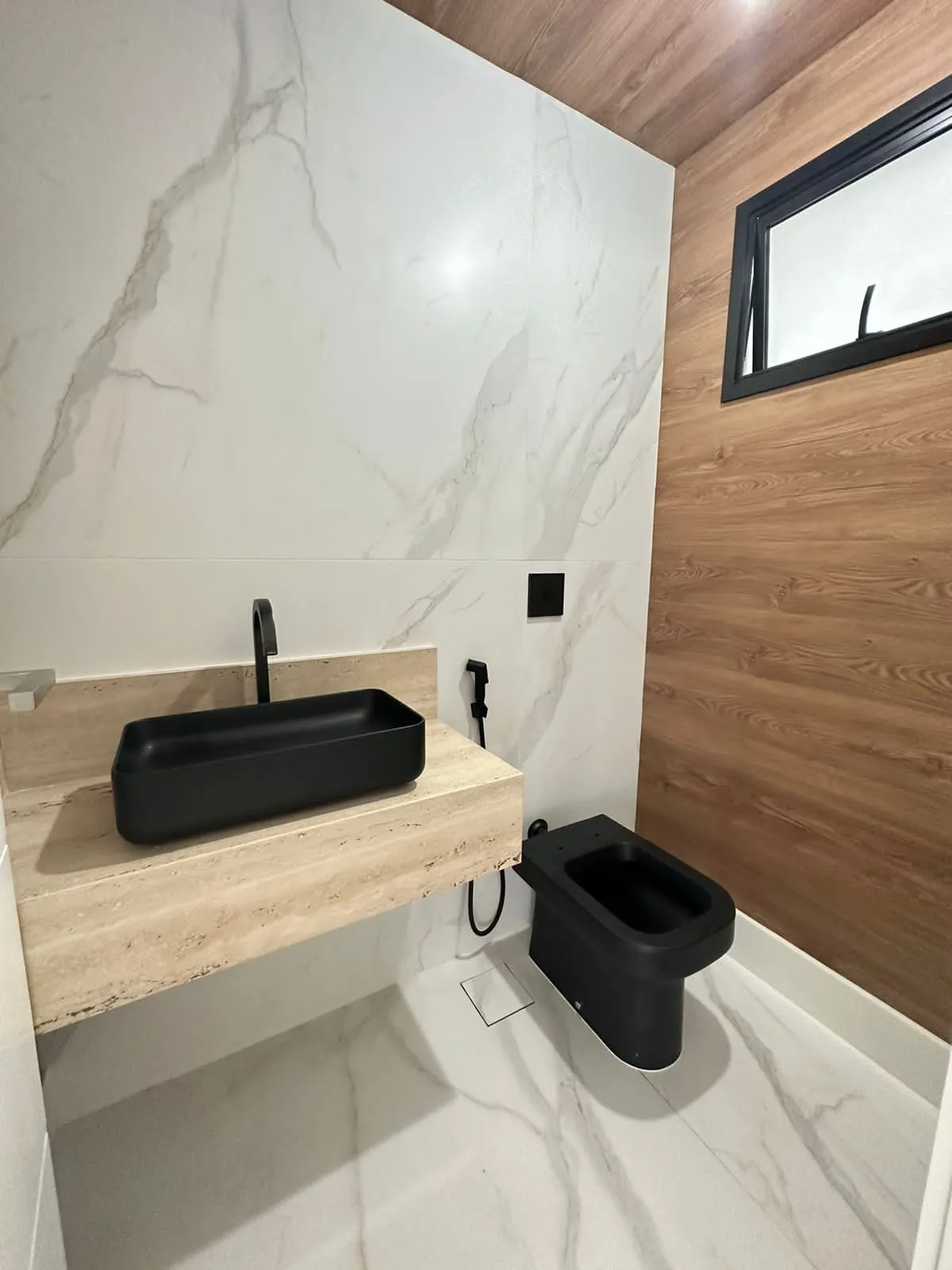 Cozinha ampla com armários planejados e bancada na casa do Alphaville