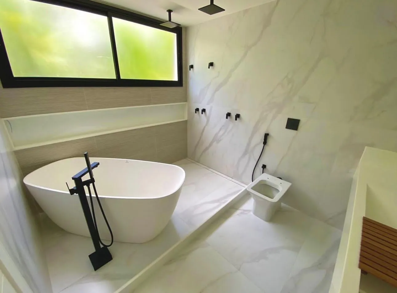 Piscina com revestimento em pedra e deck em madeira natural