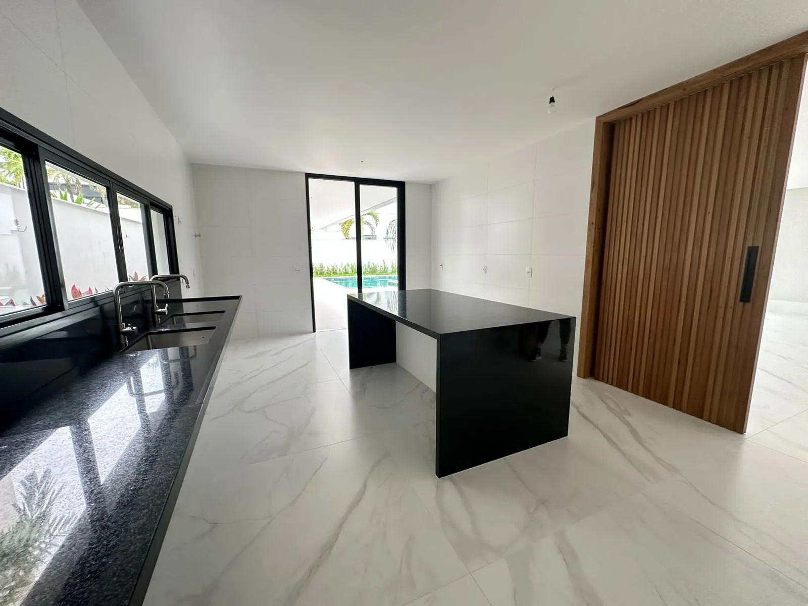 Área da piscina com sauna e espaço gourmet ao fundo no Alphaville