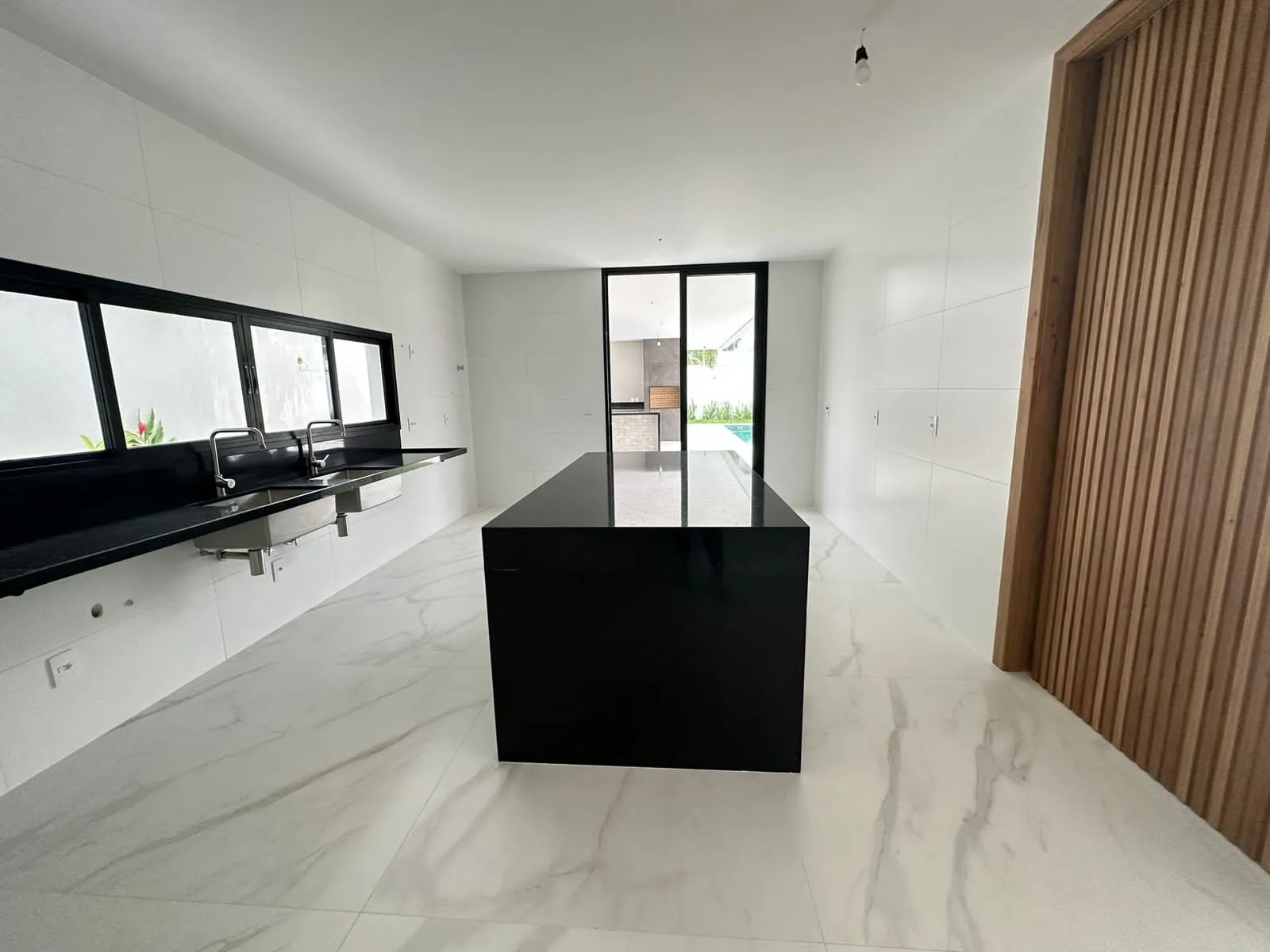 Vista panorâmica da piscina e fachada posterior da casa contemporânea