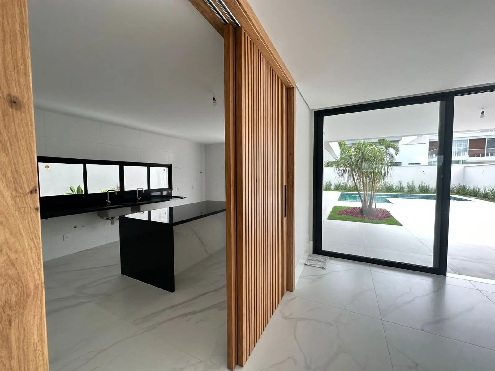 Área externa com espaço gourmet coberto e varanda no Alphaville Barra