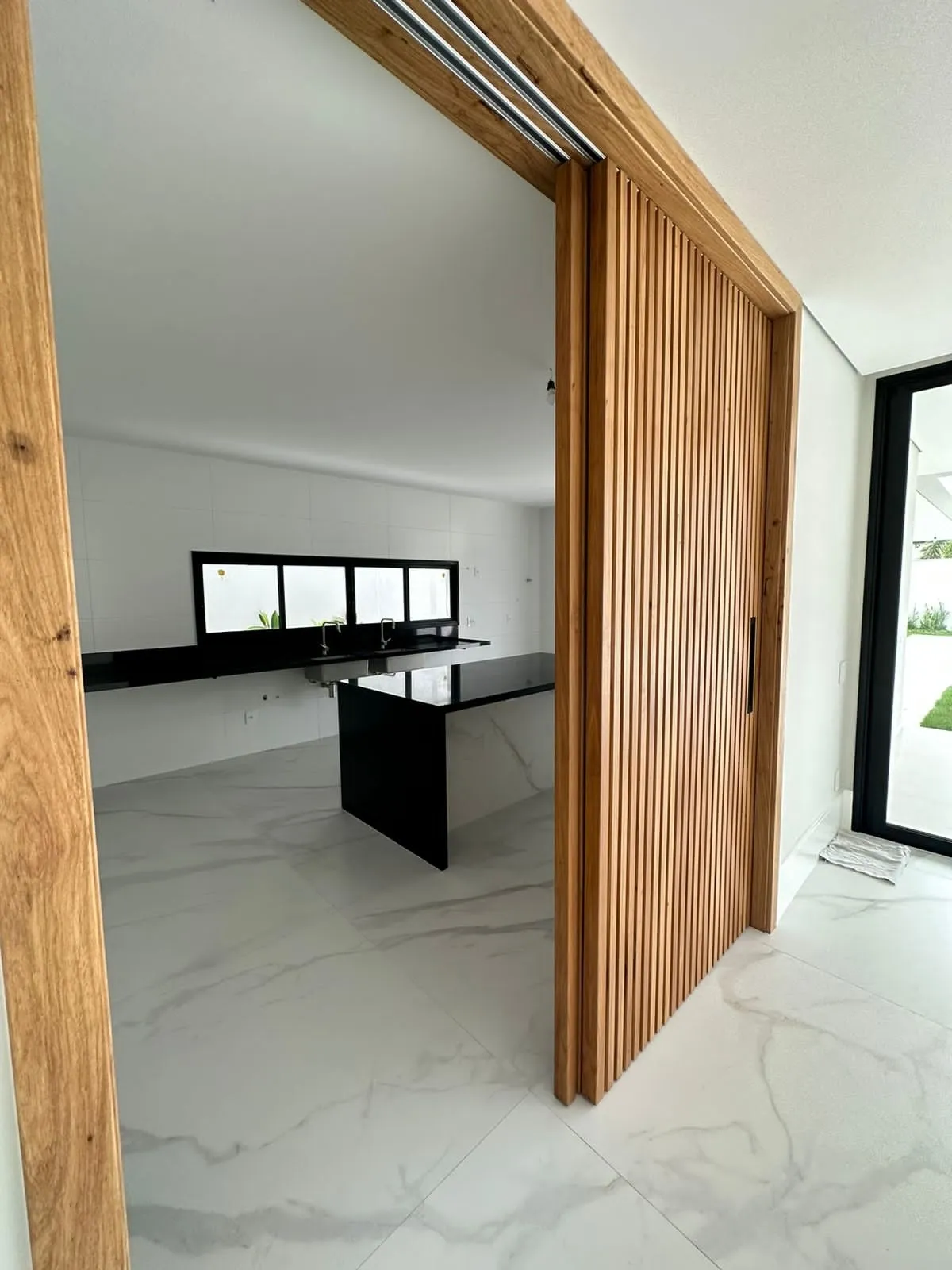 Varanda externa com espaço para convivência e vista para o jardim