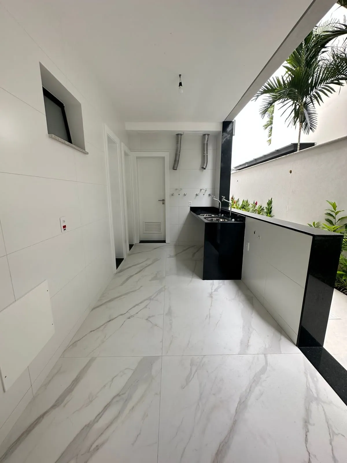 Área de lazer externa com acabamento em pedra natural