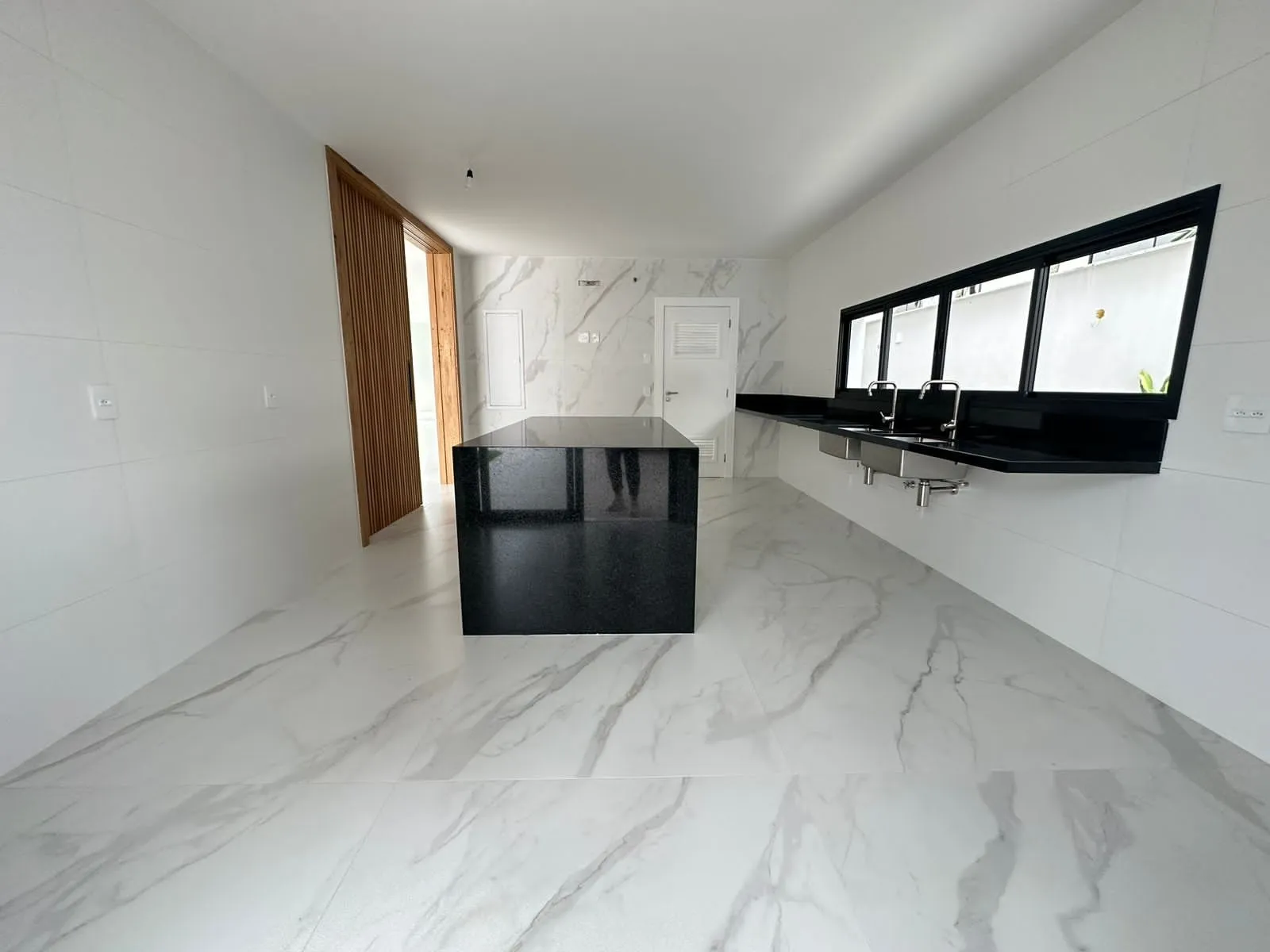 Terraço externo com cobertura e vista para a área verde do condomínio