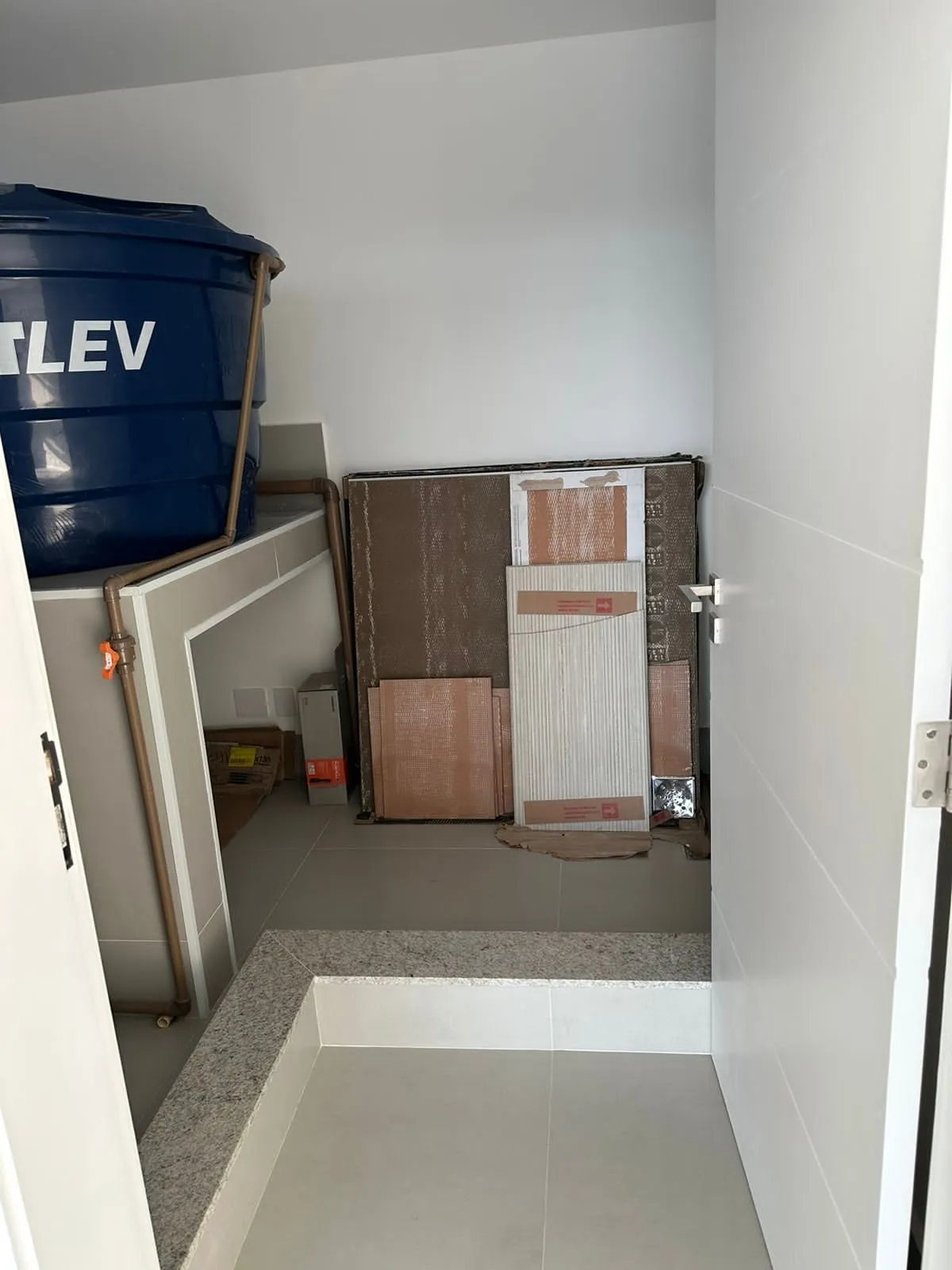 Sauna seca com revestimento em madeira na área de lazer da casa