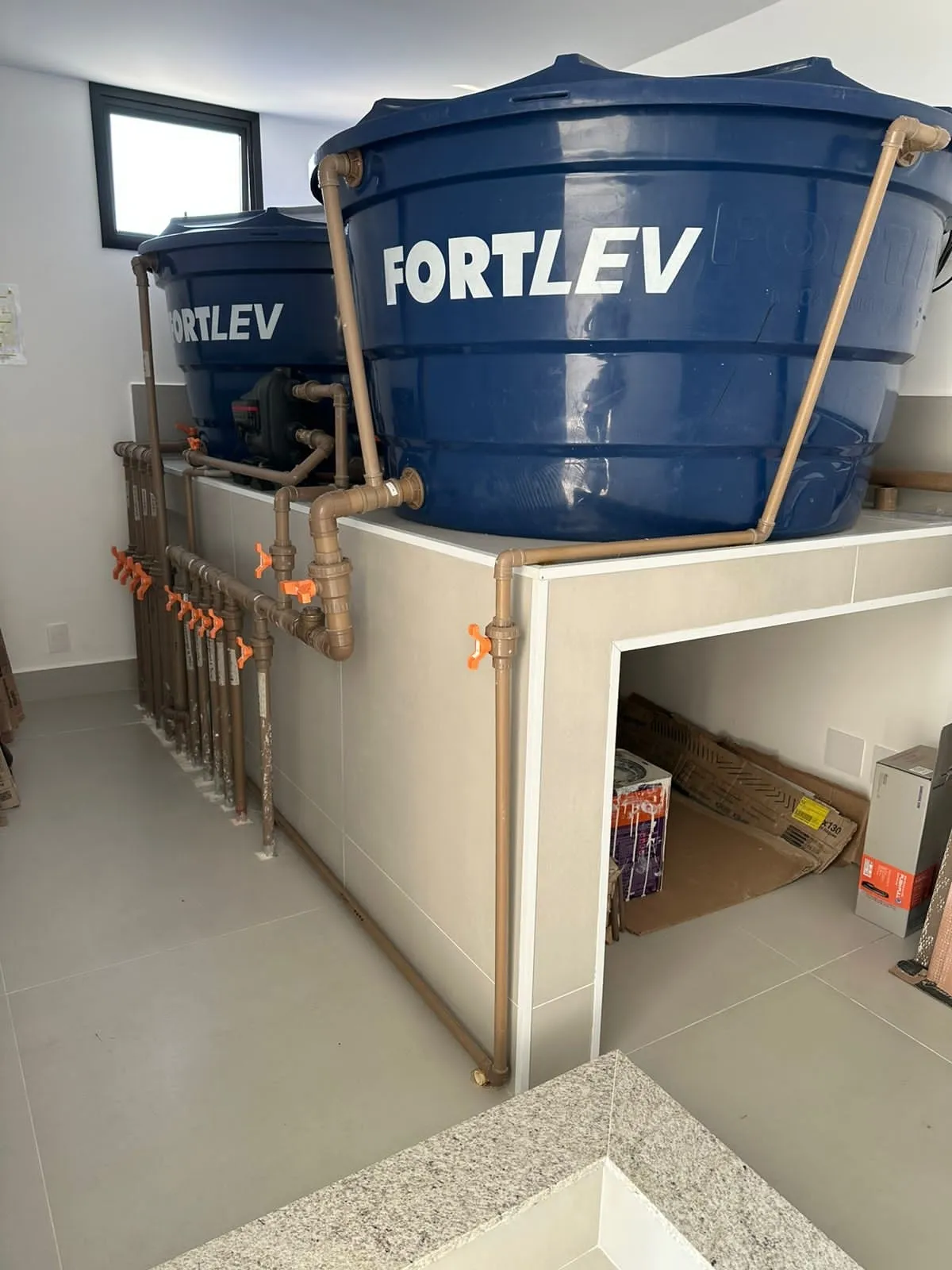 Garagem coberta para 4 veículos com portão automatizado