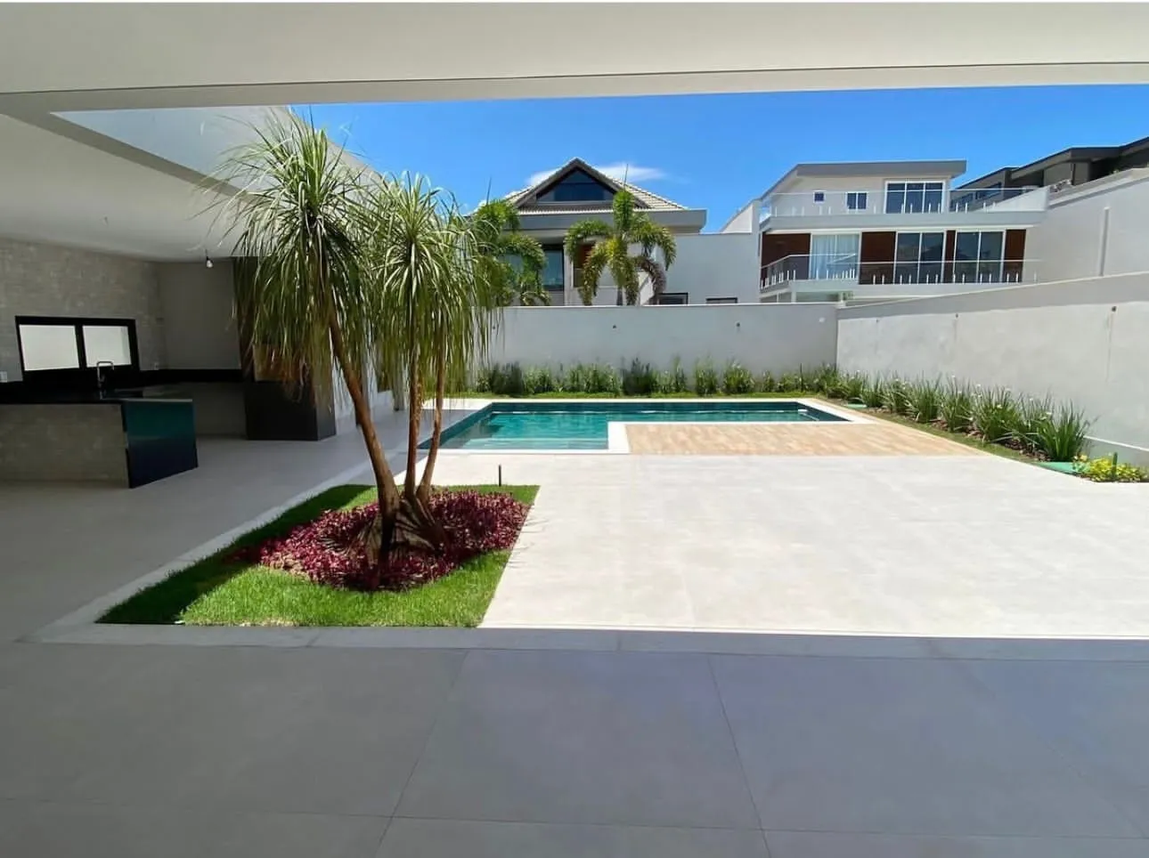 Área verde e jardim da casa contemporânea com vegetação tropical