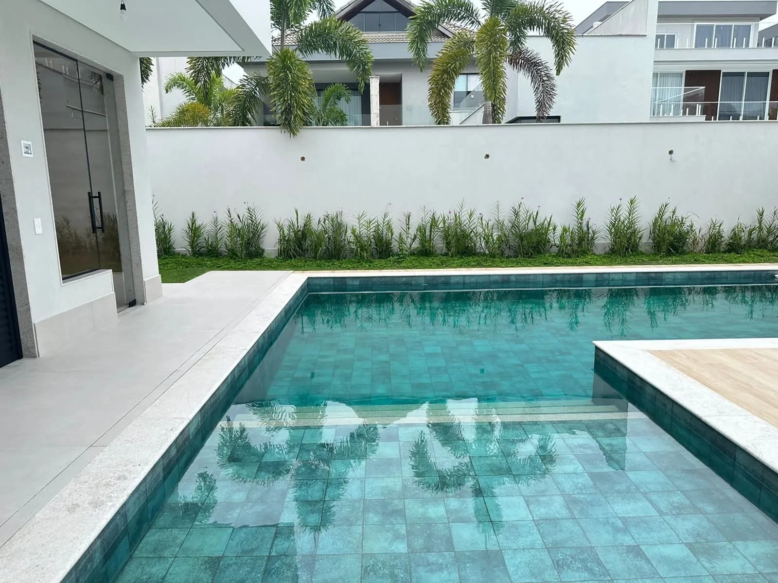 Vista aérea do condomínio Alphaville Barra da Tijuca com áreas verdes preservadas