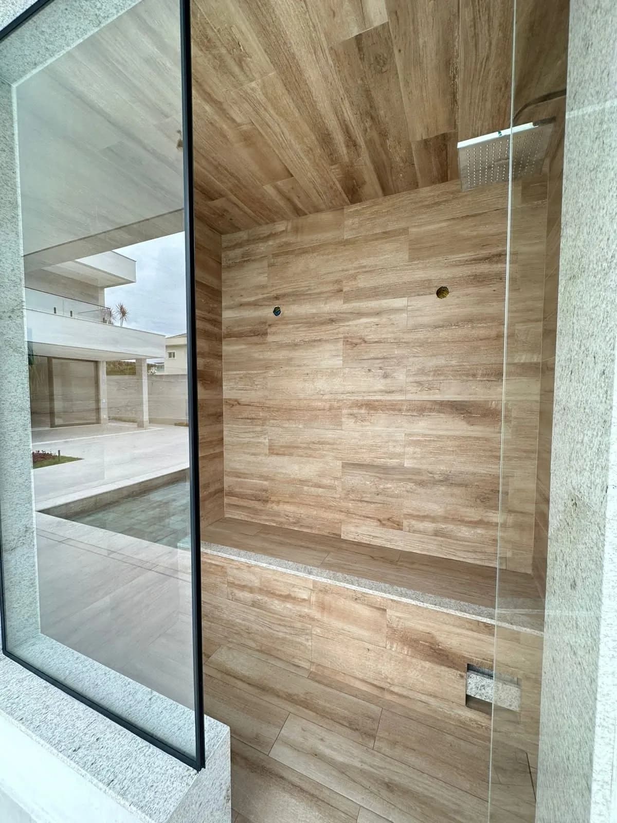 Pista de caminhada e área verde preservada no condomínio Alphaville Barra