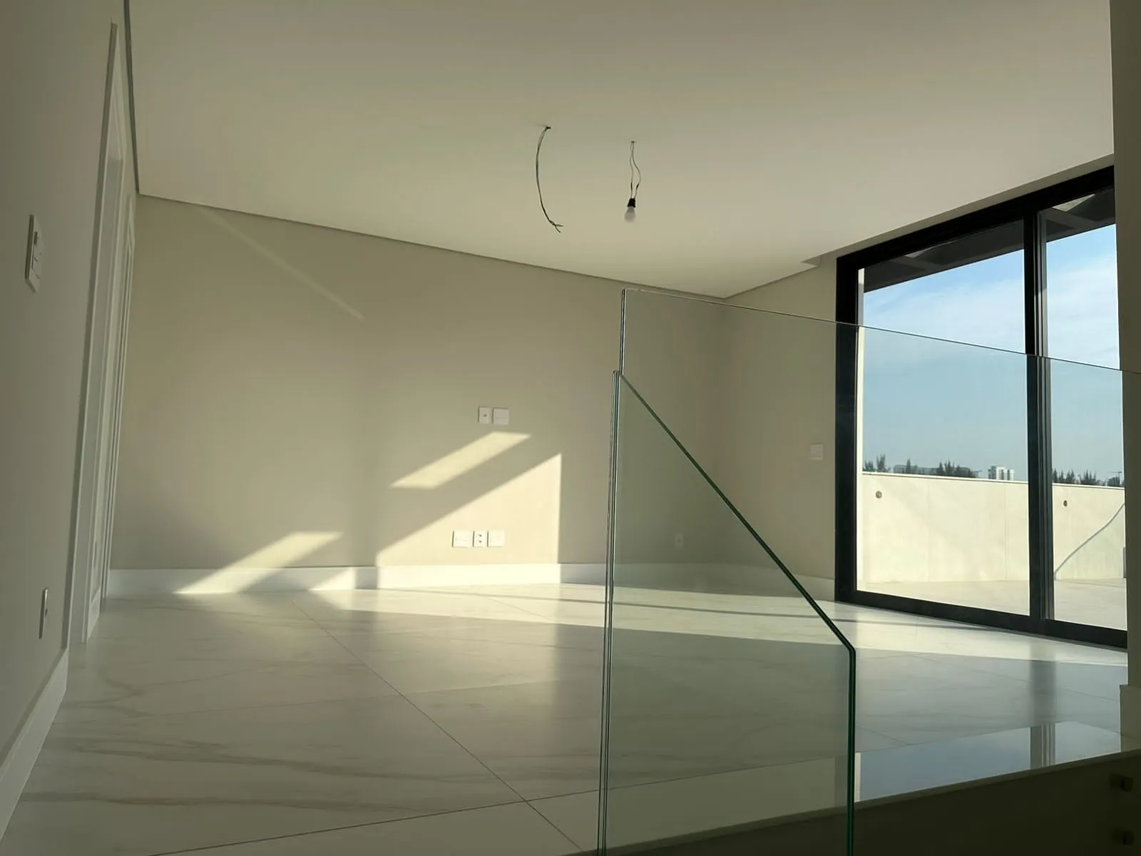 Suíte com ampla metragem e acabamento de alto padrão no Alphaville Barra