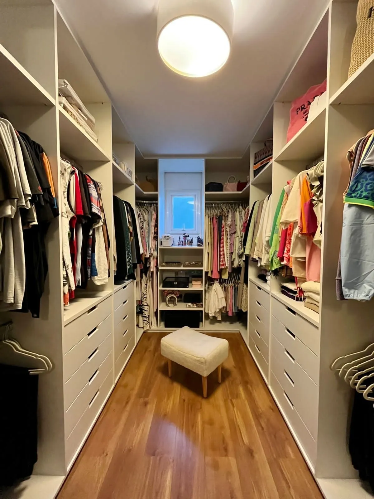 Closet espaçoso com armários planejados na suíte master da casa 620m²