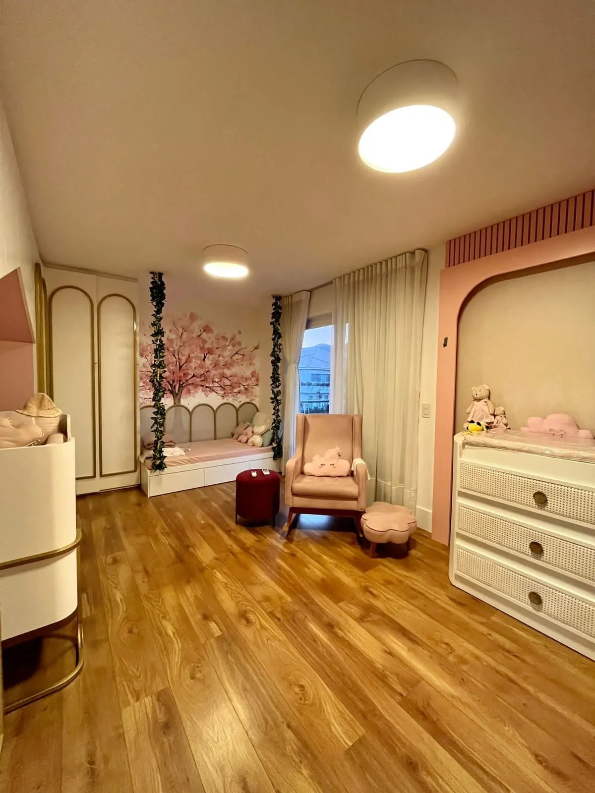 Detalhe de acabamento e design interno da casa duplex no Alphaville