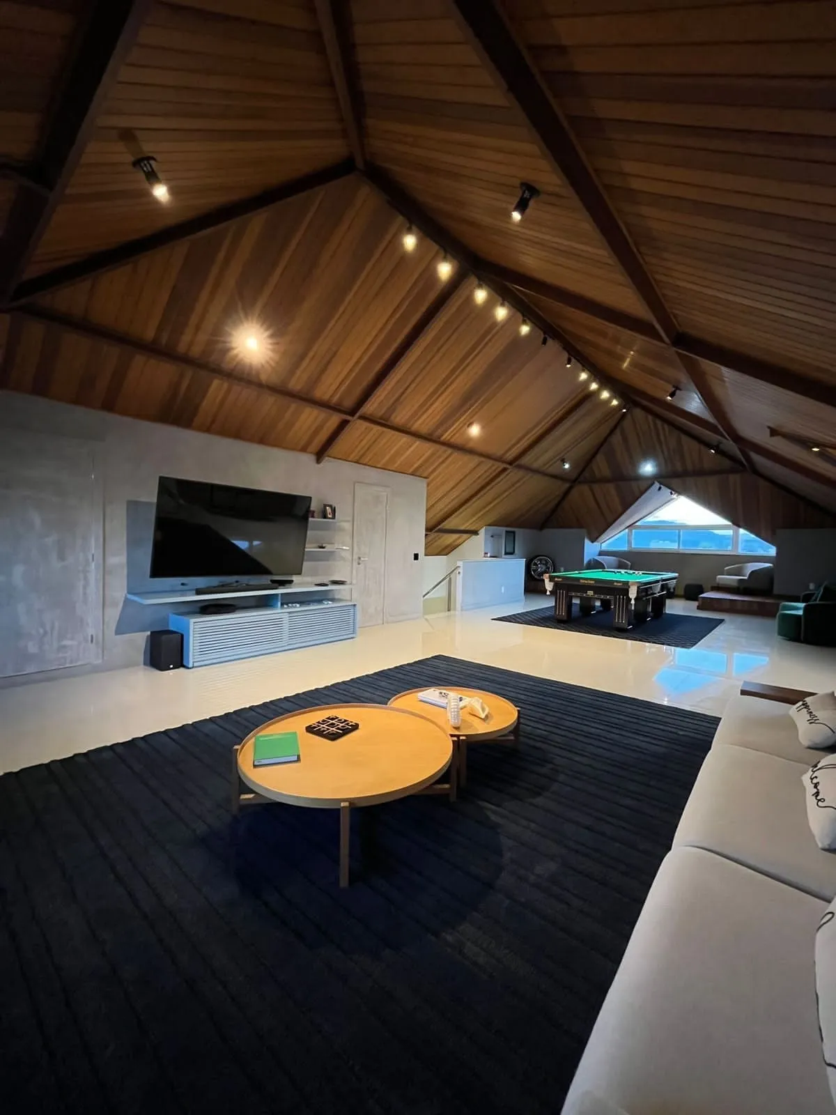 Espaço gourmet com churrasqueira coberto na área externa da casa duplex