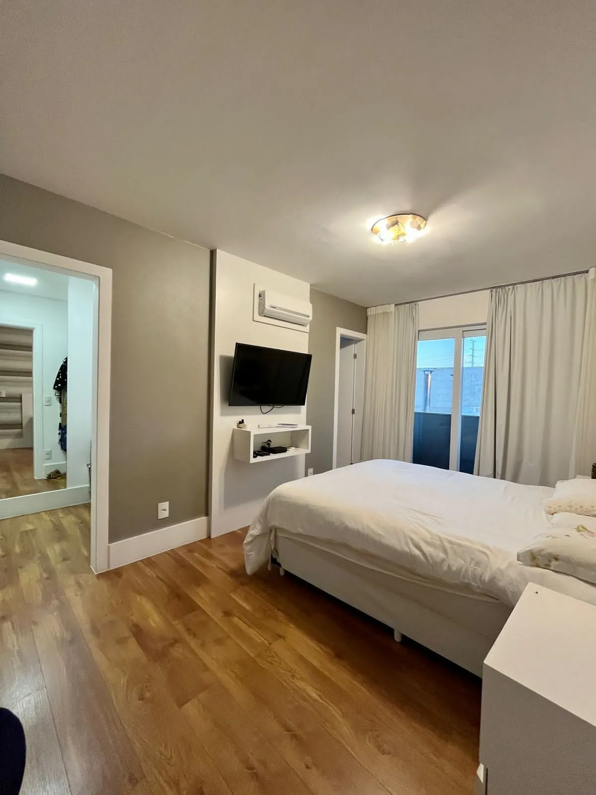 Garagem coberta para 4 veículos com portão automatizado no Alphaville