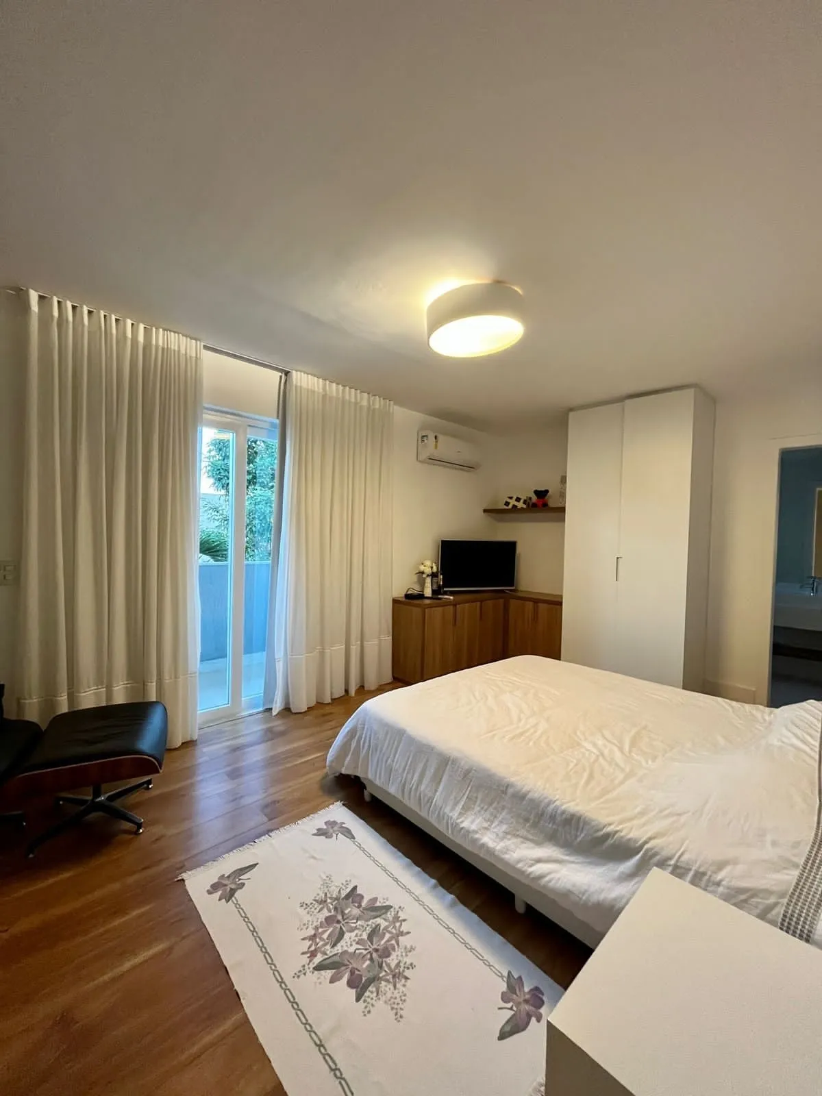 Sótão amplo com pé direito alto e potencial de uso versátil na casa 620m²