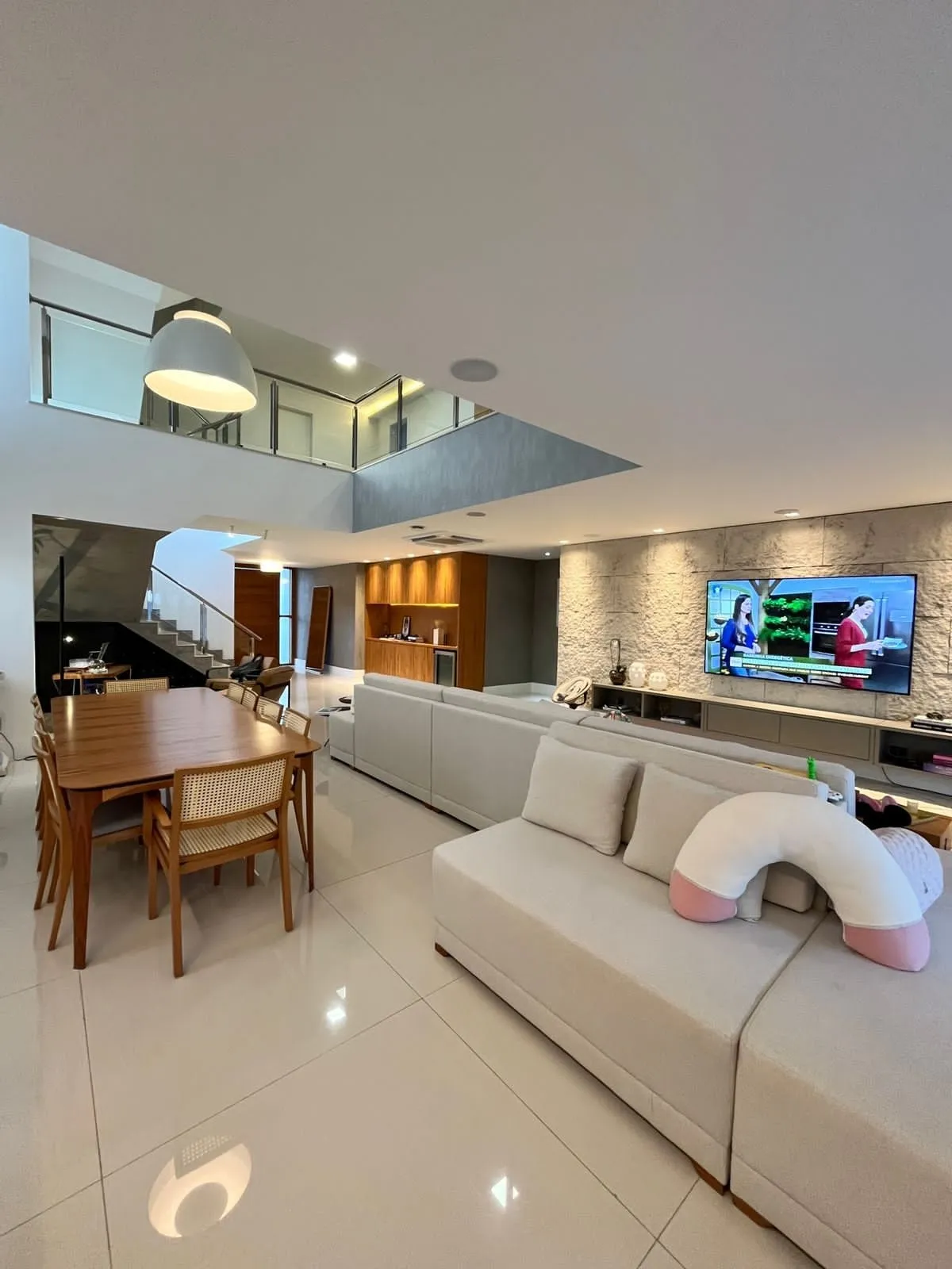 Sala de estar ampla com iluminação indireta e acabamento de alto padrão