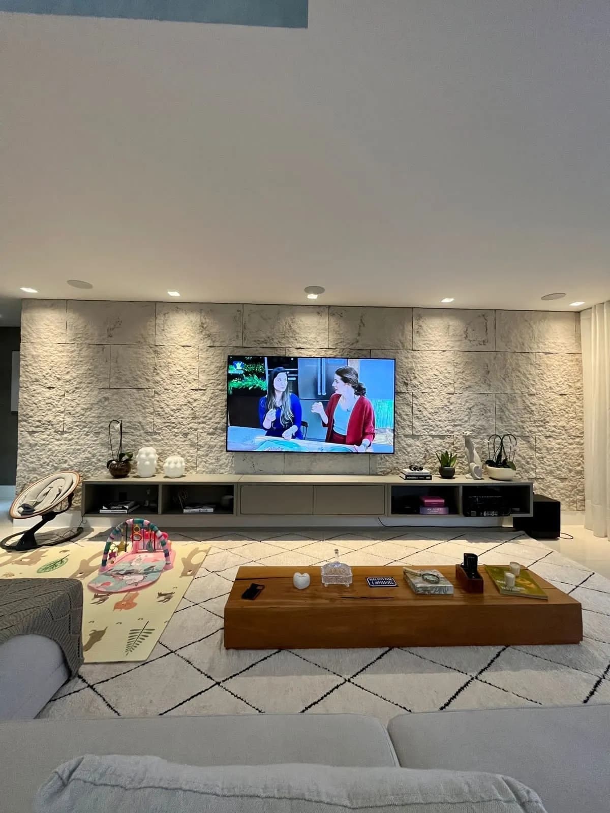 Suíte ampla com piso de porcelanato e iluminação natural no Alphaville Barra da Tijuca