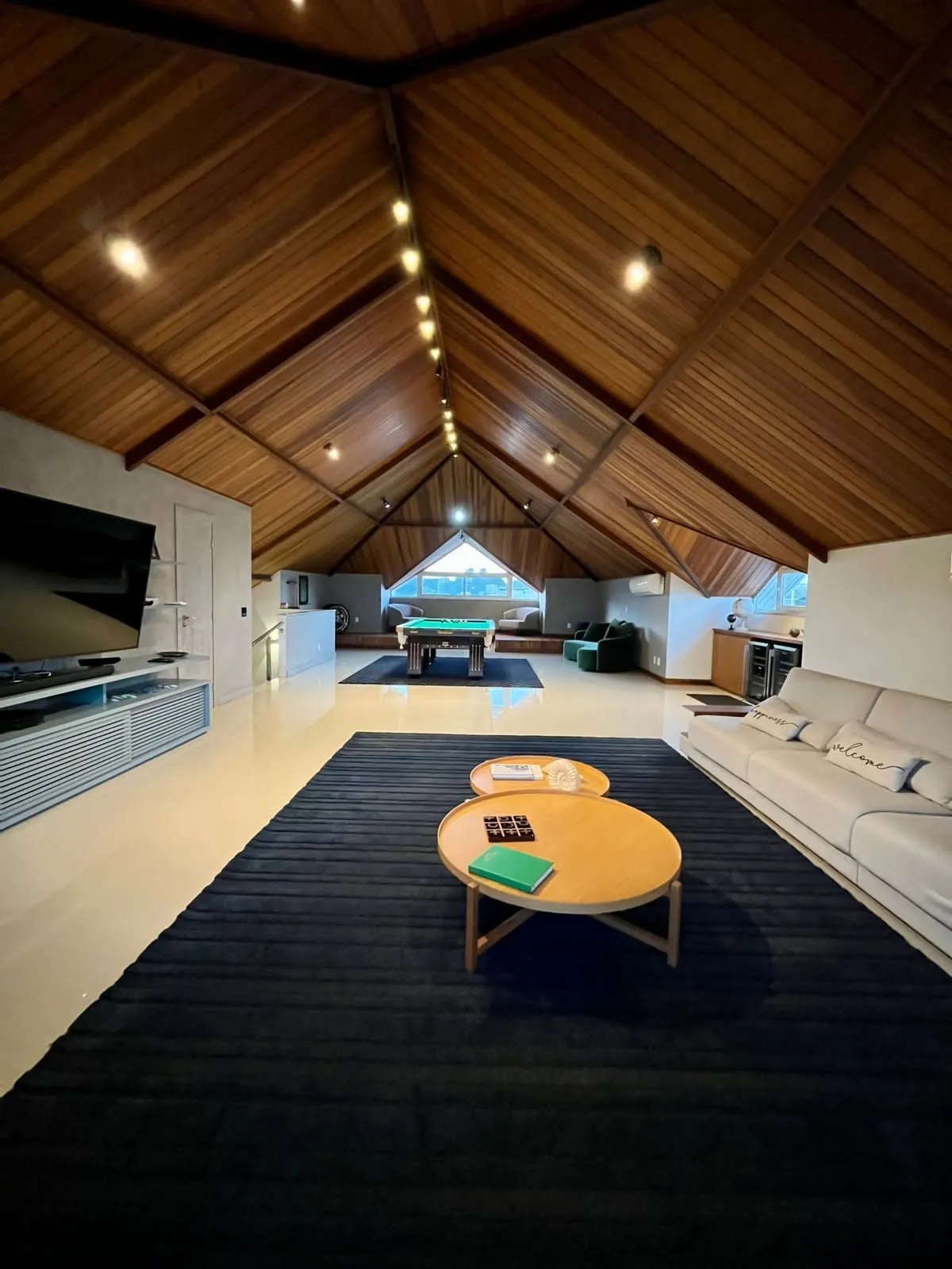 Suíte com acabamento de alto padrão e ampla metragem na casa duplex 620m²