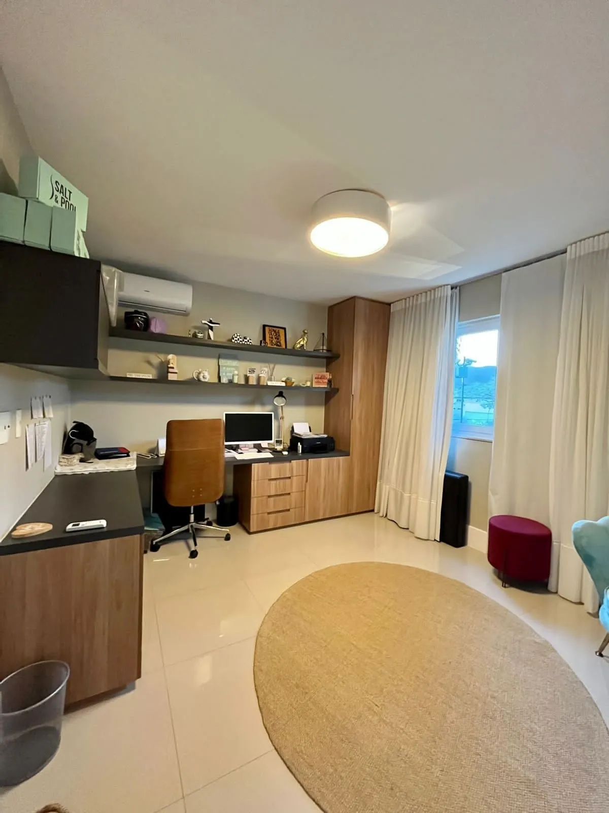 Suíte com vista privilegiada e decoração clean na casa do Alphaville