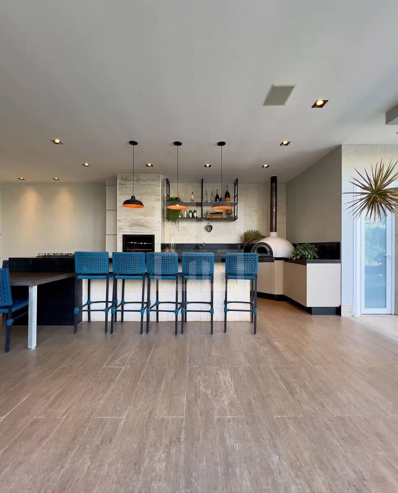 Churrasqueira gourmet com forno a lenha e bancada da Casa Triplex Alphaville 780m²