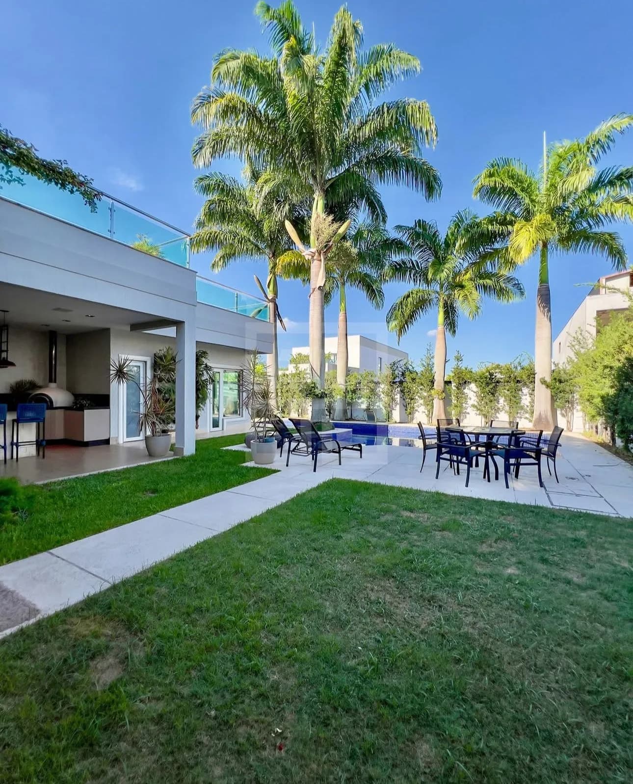 Cozinha gourmet completa com churrasqueira e forno a lenha da Casa Triplex Alphaville 780m² Barra da Tijuca