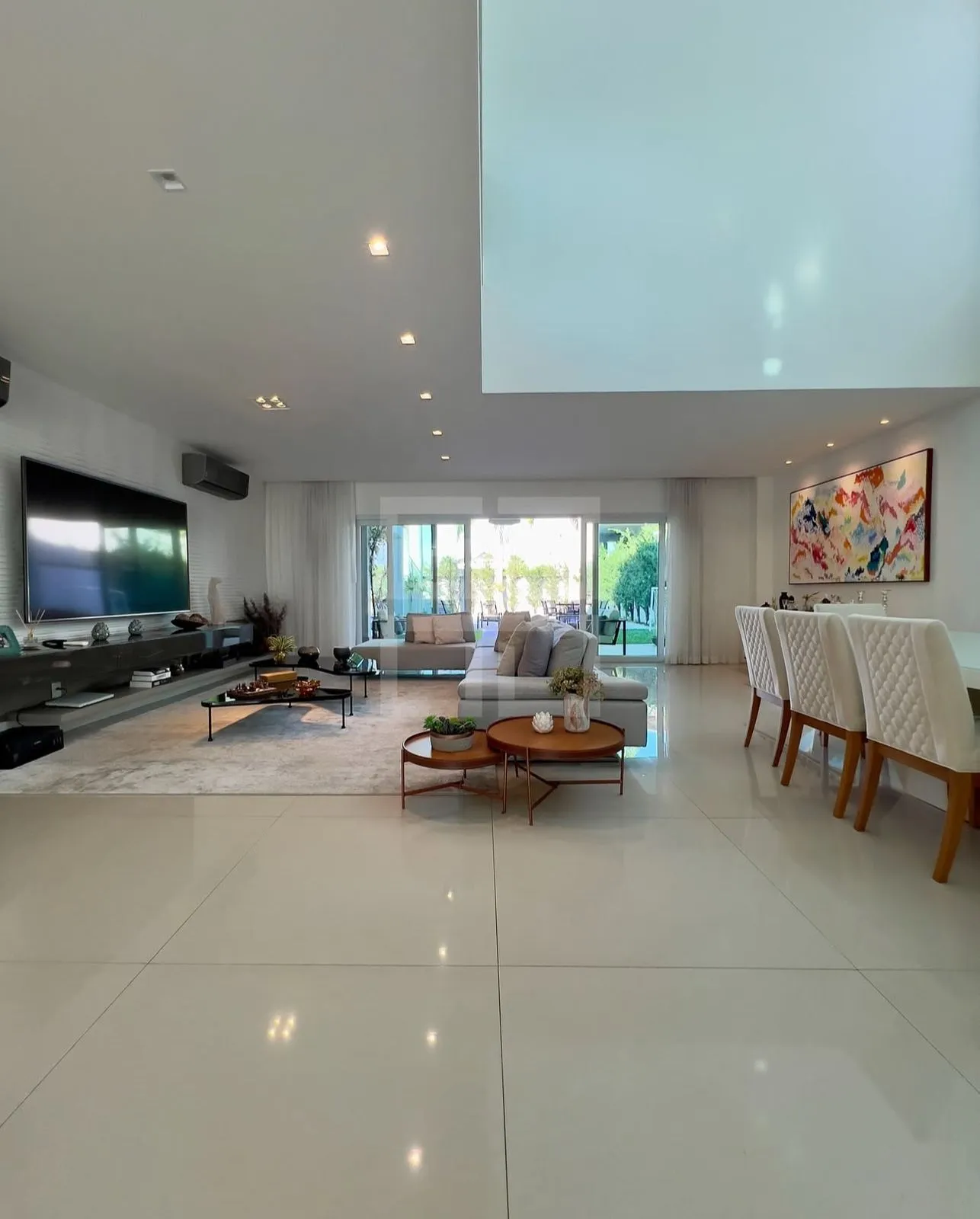 Escada em porcelanato com guarda-corpo de vidro da Casa Triplex Alphaville 780m²