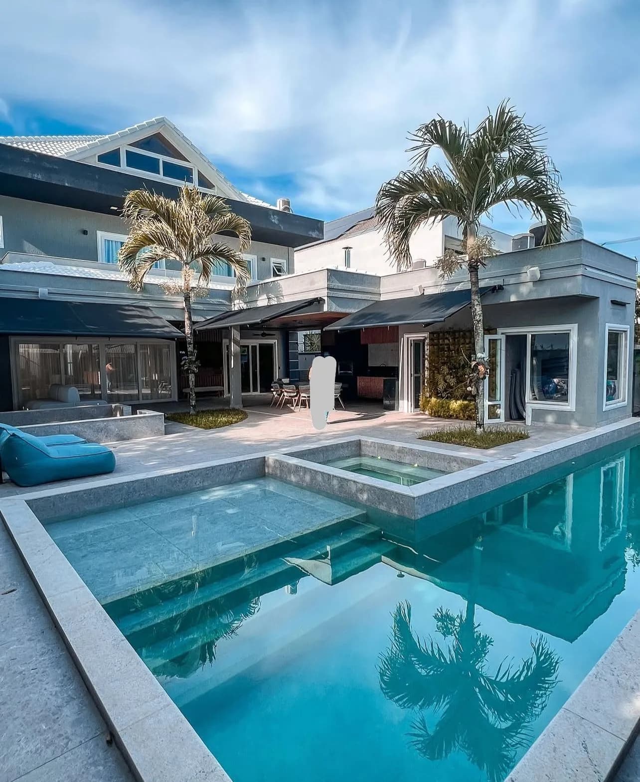 Fachada completa da Casa Triplex 780m² com piscina e área de lazer no Alphaville Barra da Tijuca