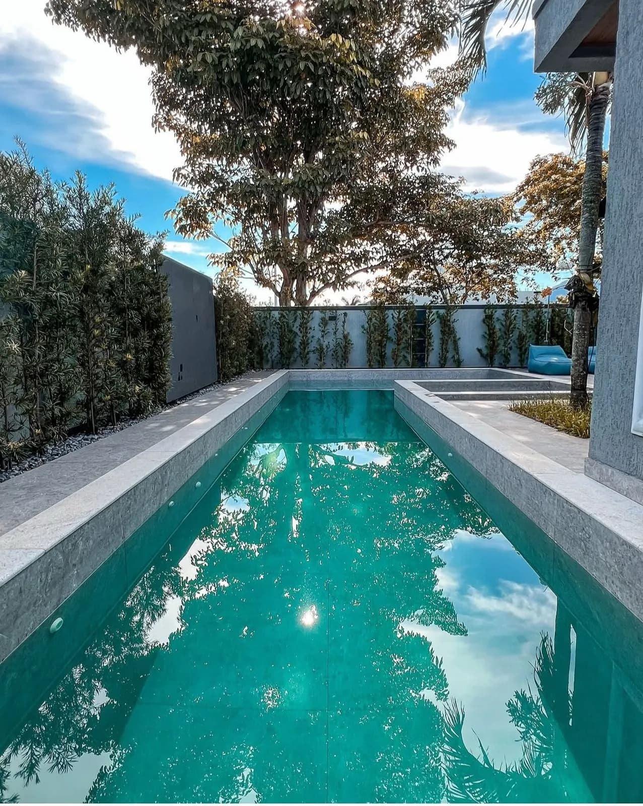 Piscina privativa com borda infinita da Casa Triplex 780m² no Alphaville Barra da Tijuca