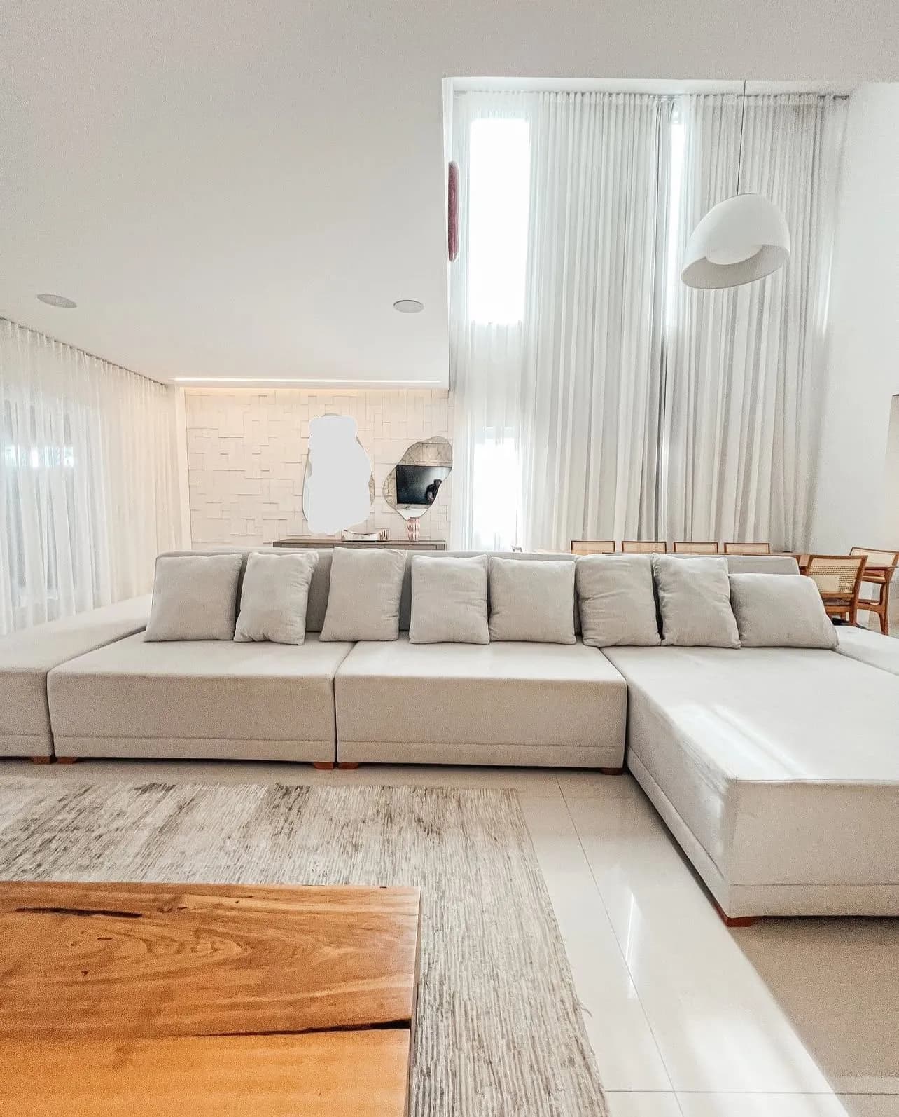 Sala de estar ampla com sofá de canto e tapete da Casa Triplex 780m² 100% mobiliada Alphaville