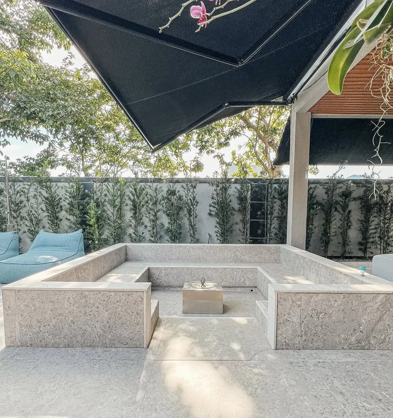 Área de spa e sauna externa com sofá e teto em madeira da Casa Alphaville 780m²