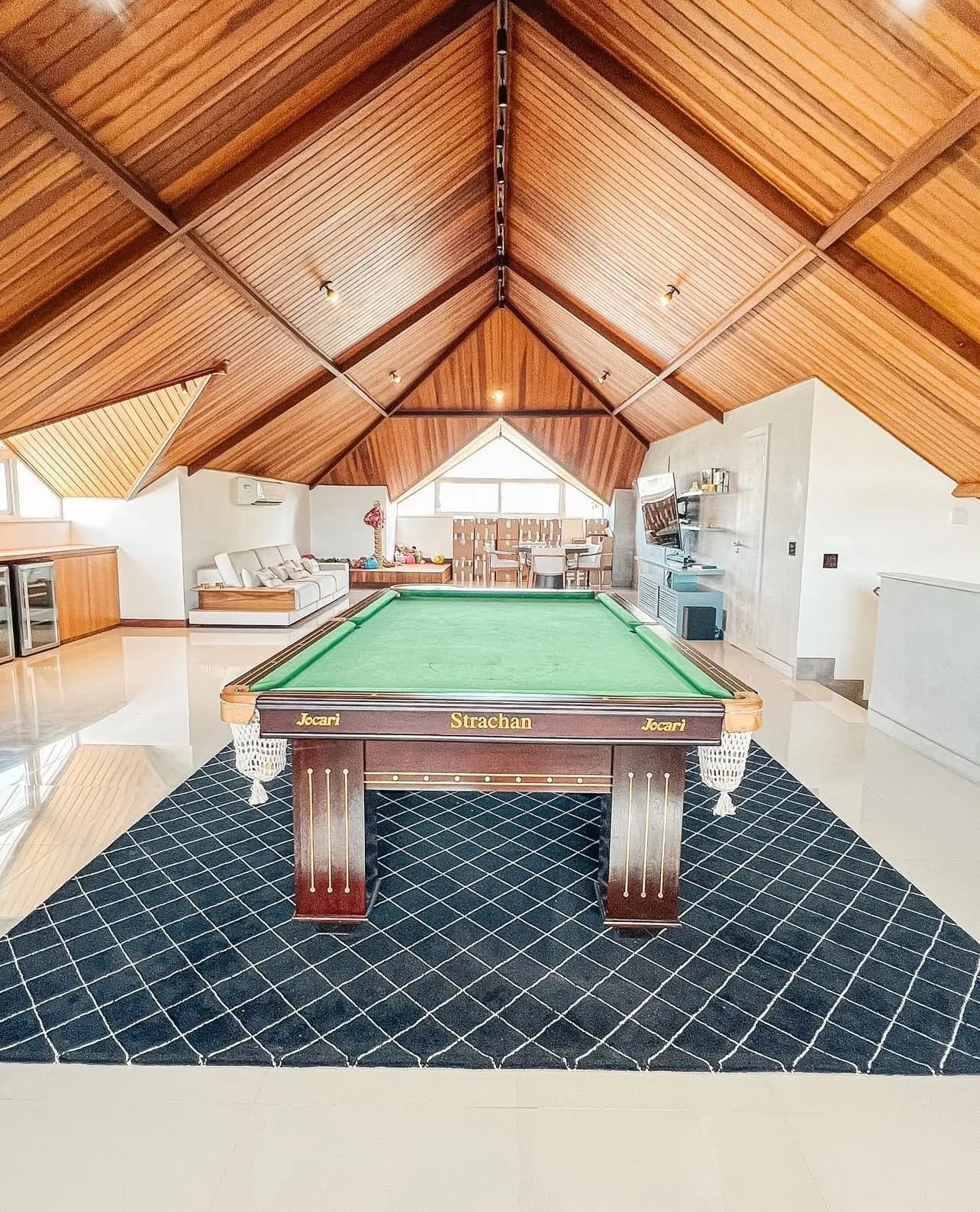 Sótão com mesa de sinuca profissional Strachan e teto em madeira maciça da Casa Alphaville 780m²