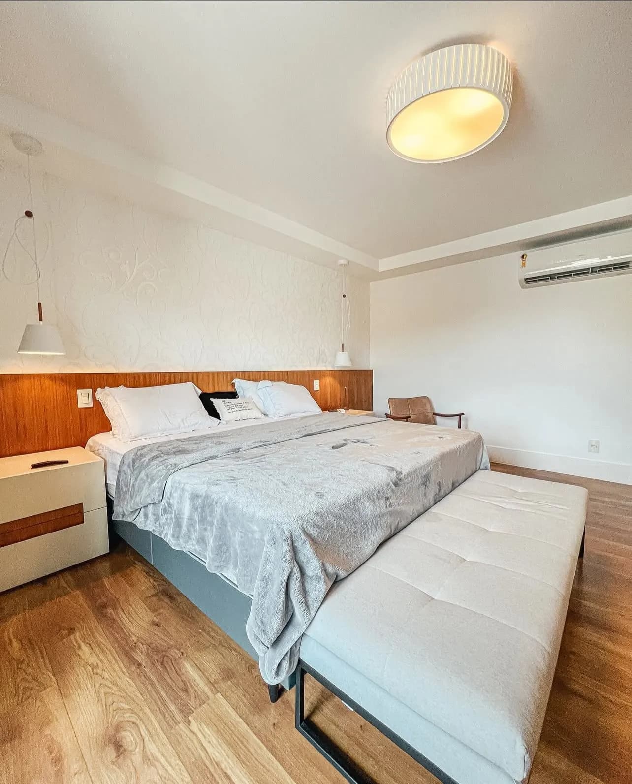 Suíte master com cama king e ar condicionado da Casa Triplex 780m² Alphaville Barra da Tijuca