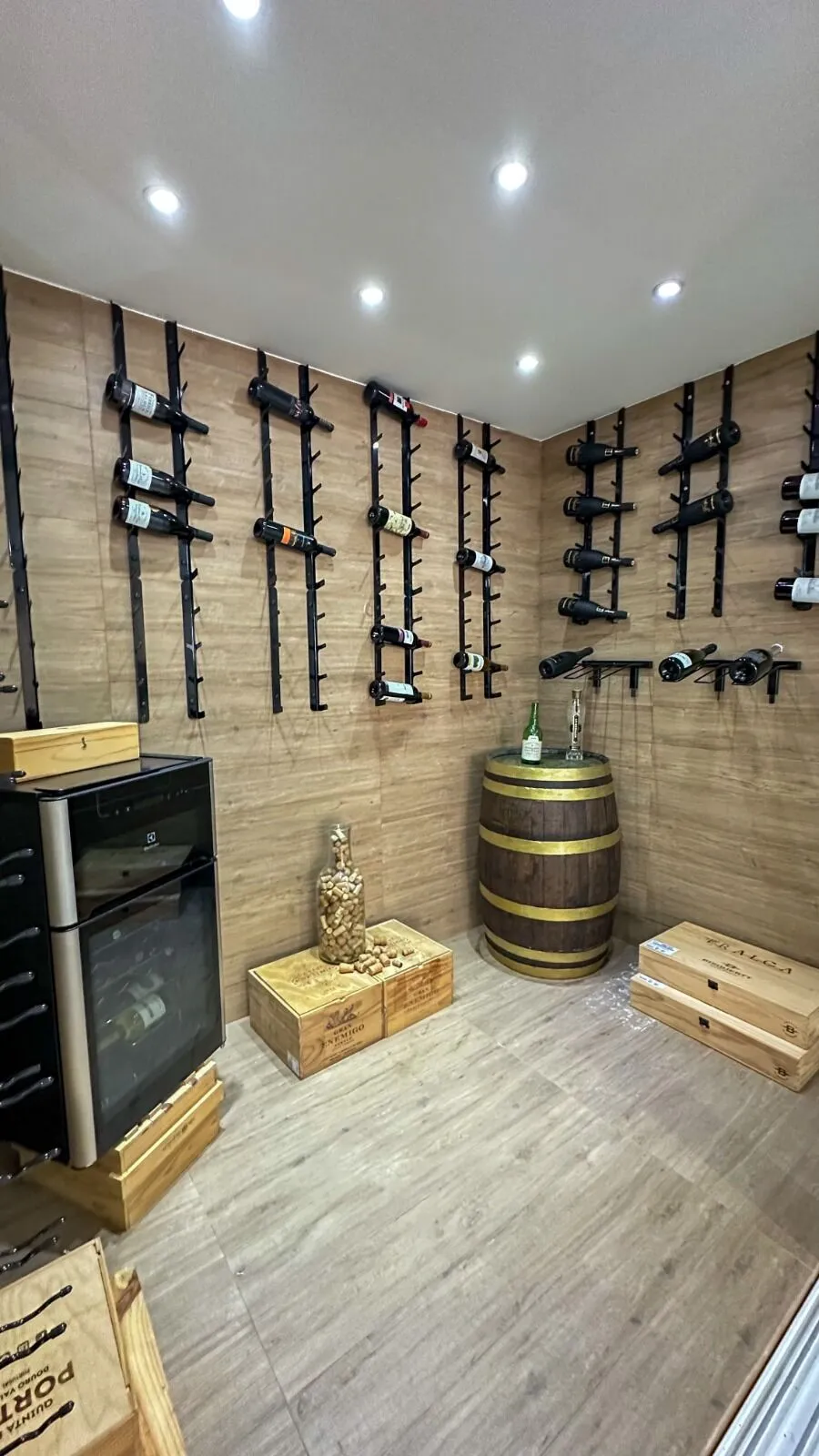 Segundo ângulo da adega climatizada com coleção de vinhos na Casa Triplex Alphaville Barra da Tijuca