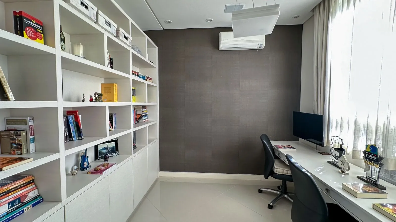 Escritório home office com estante planejada e ar condicionado split na Casa Alphaville 800m² Barra da Tijuca