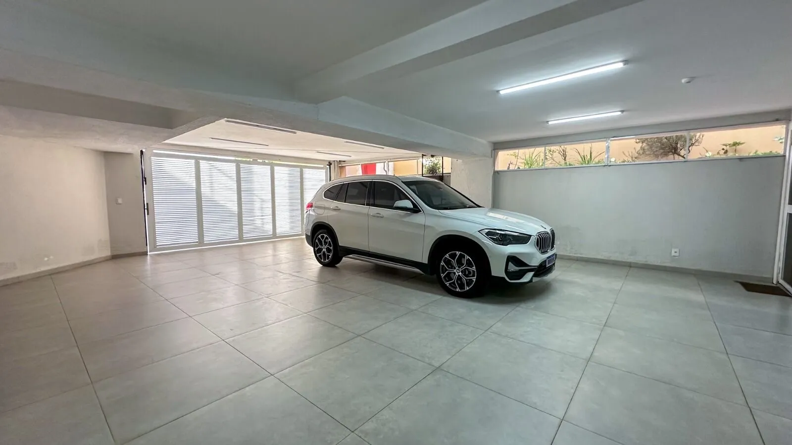 Garagem coberta para 3 veículos com piso porcelanato na Casa Alphaville 800m² Barra da Tijuca