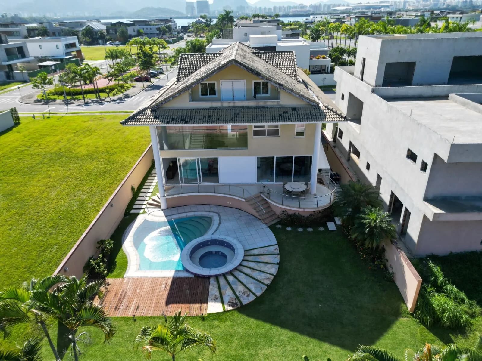 Vista aérea por drone da Casa Triplex 800m² no Alphaville mostrando piscina, spa e paisagismo completo