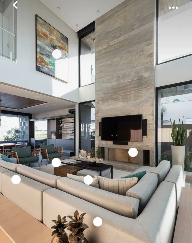 Sala de estar ampla com acabamento de alto padrão — Casa Triplex 815m² Alphaville Barra da Tijuca