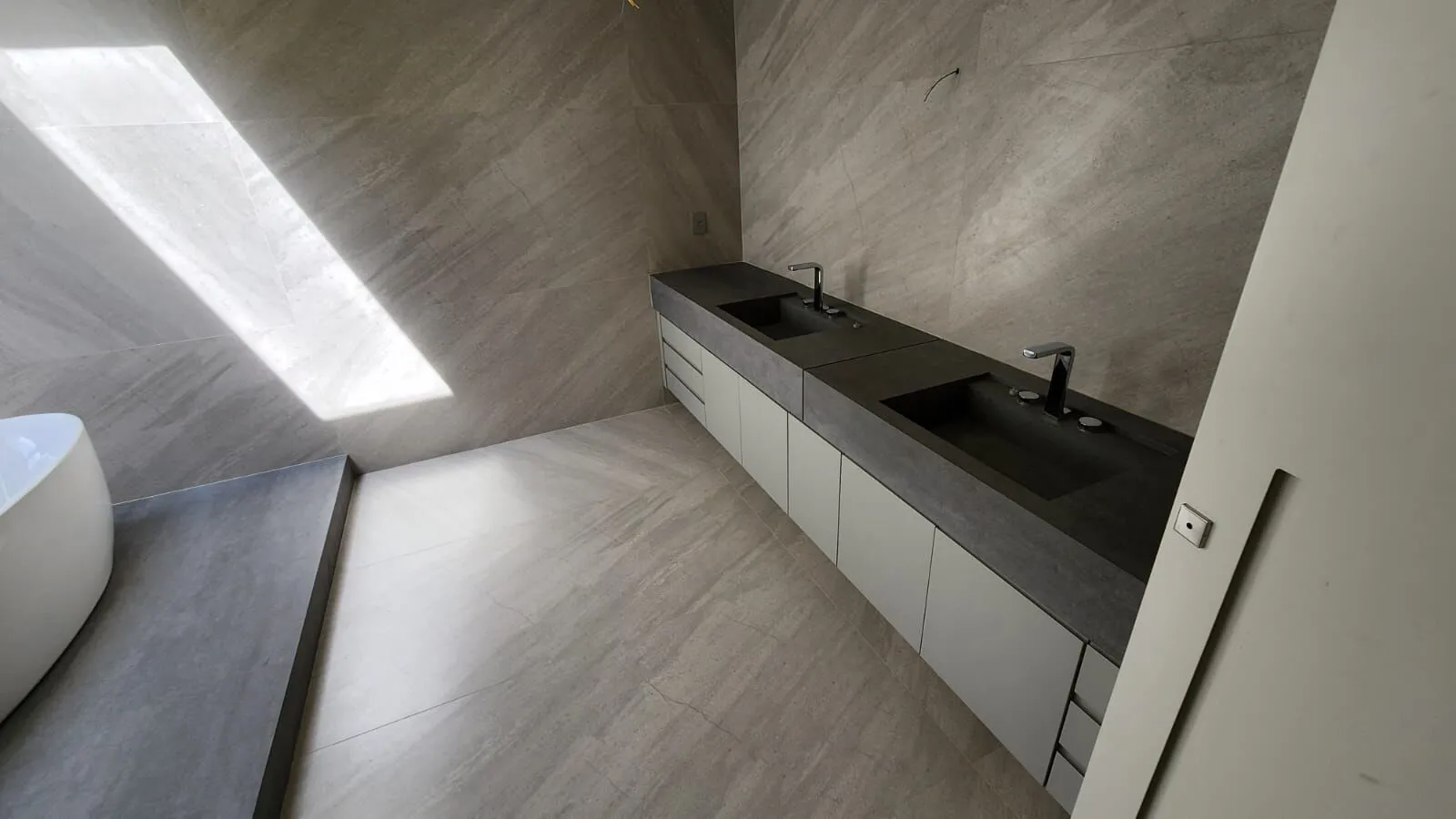 Área externa com jardim paisagístico e muros de concreto na Mansão Duplex Alphaville 800m²