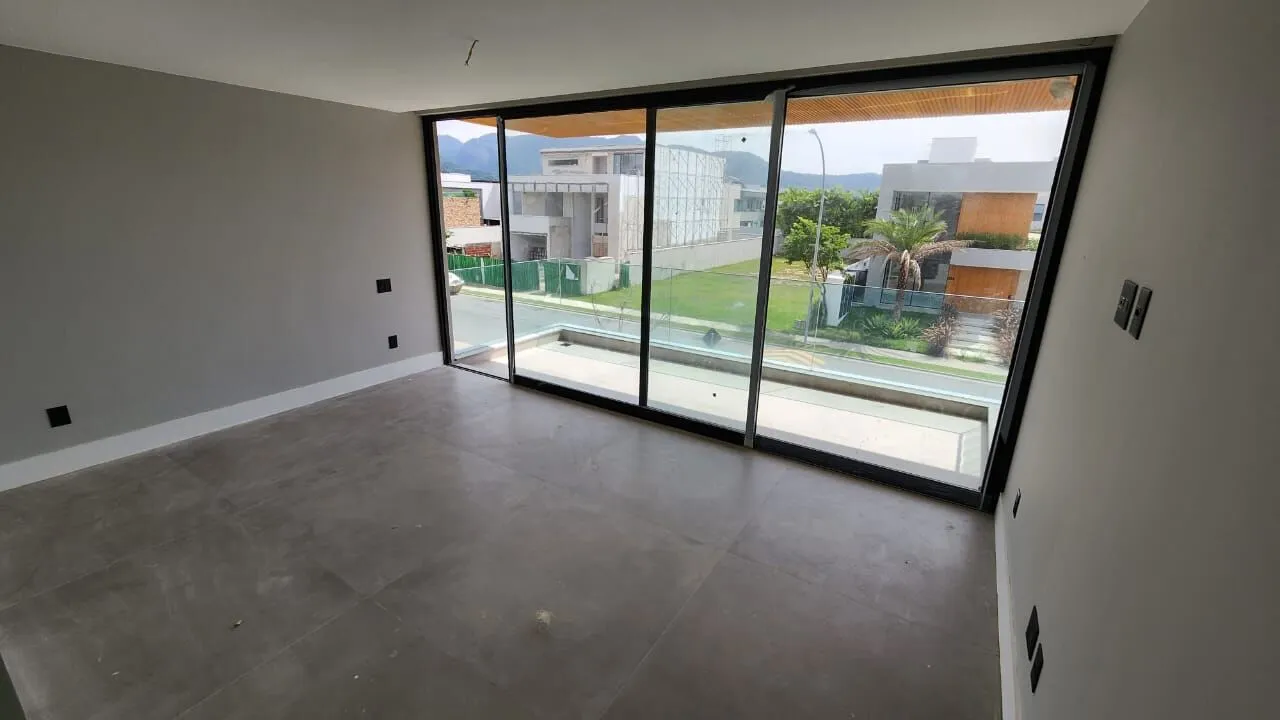 Banheiro da suíte com acabamento em porcelanato e box amplo na Mansão Duplex Alphaville 800m²