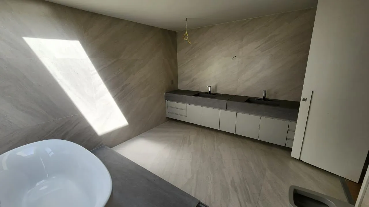 Cozinha planejada com copa e bancada em granito na Mansão Duplex Alphaville 800m² Barra da Tijuca