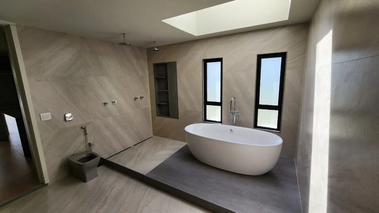 Escritório home office com espaço para trabalho na Mansão Duplex Alphaville 800m²