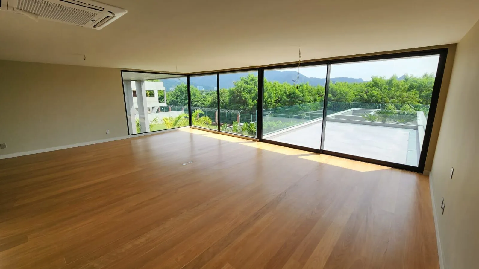 Hidromassagem com banheira de imersão e revestimento em porcelanato na Mansão Duplex Alphaville