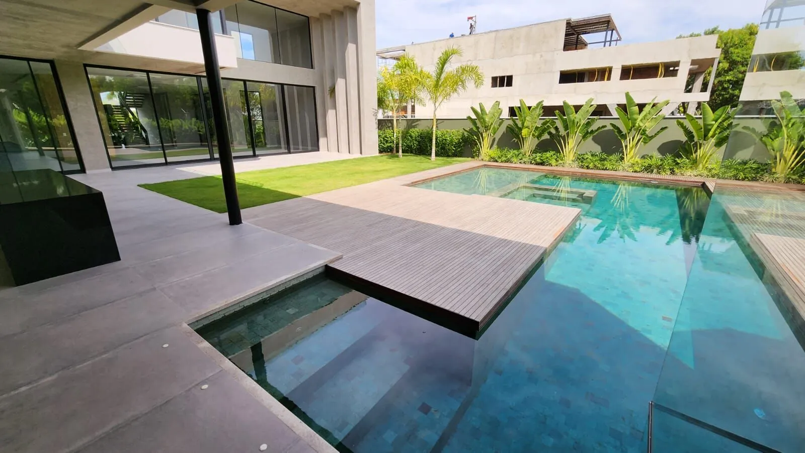 Jardim tropical com paisagismo e gramado na Mansão Duplex Alphaville 800m² Barra da Tijuca