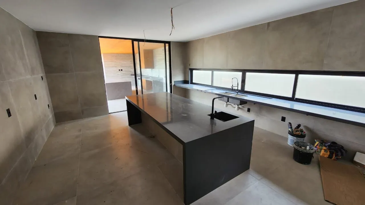 Lavanderia ampla com área de serviço na Mansão Duplex Alphaville 800m²