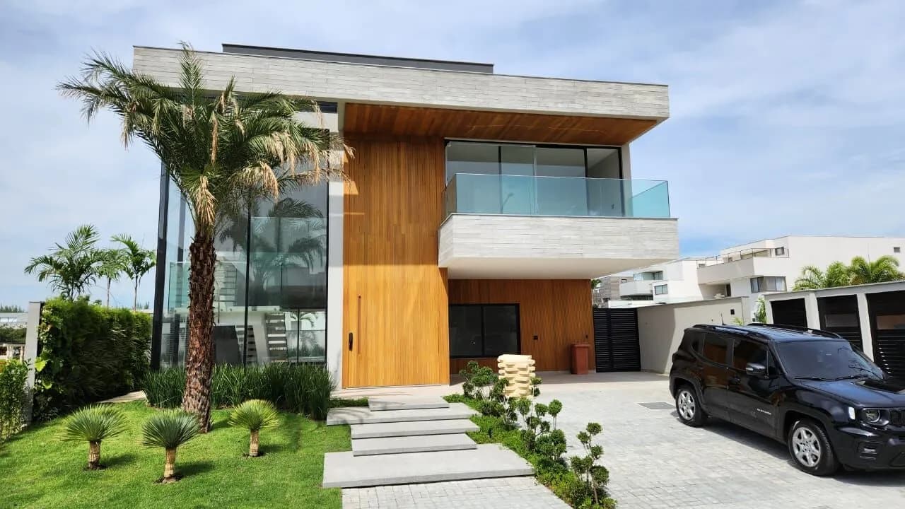 Vista aérea da piscina com deck de madeira e áreas de lazer na Mansão Duplex Alphaville Barra da Tijuca